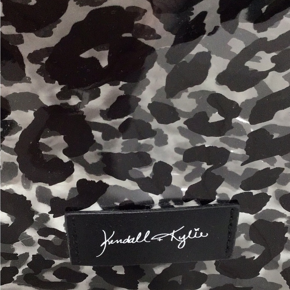 Kendall & Kylie Cosmetic Bags Set, 2 Sizes/2 Shapes - Picture 10 of 11